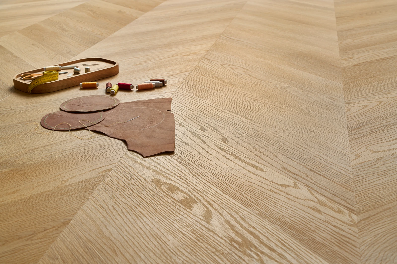LVT-vinilna-talna-obloga-Chevron-Hartford-Oak-41822-ambient