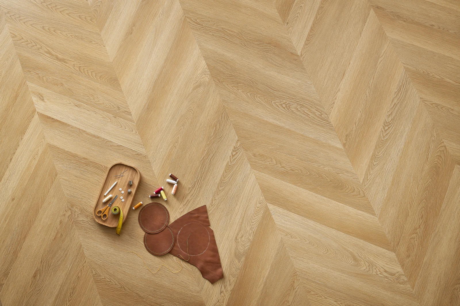 LVT-vinilna-talna-obloga-Chevron-Hartford-Oak-41822-ambient(1)